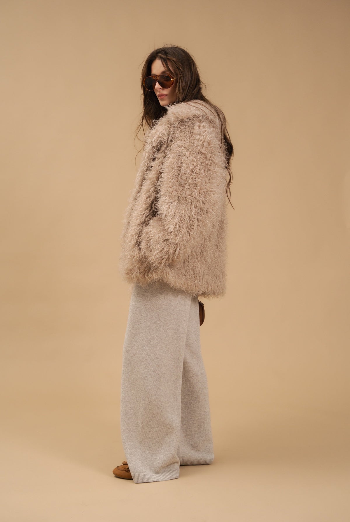 Faux Fur Coat, Medium Length, Beige — Шубка з екохутра, середньої довжини— збоку — SHEVCHENKO