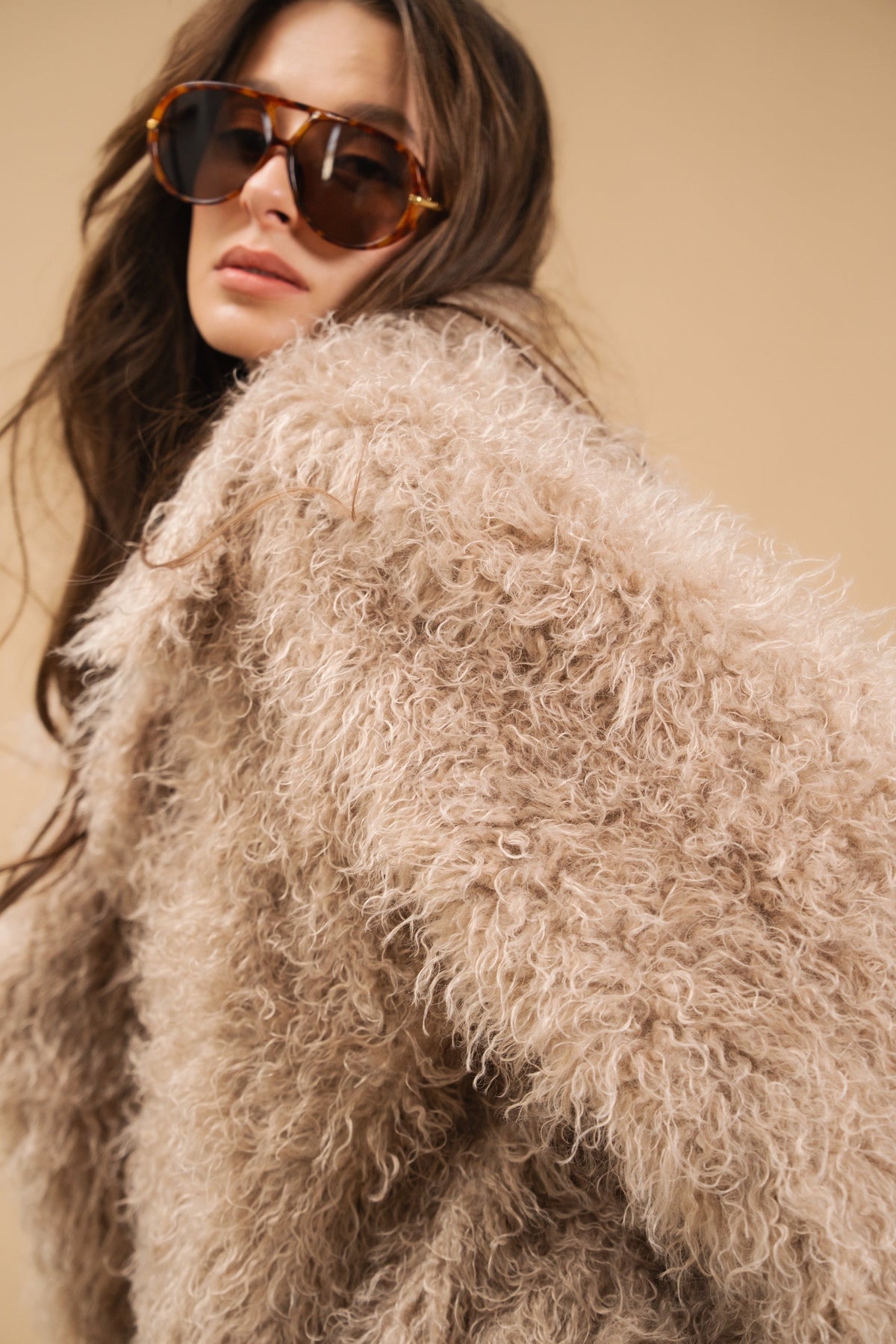 Faux Fur Coat, Medium Length, Beige — Шубка з екохутра, середньої довжини— деталь — SHEVCHENKO