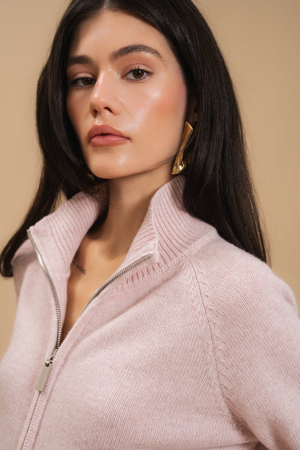 Fitted Zip-Up Lambswool Cardigan — Кардиган з вовни ягня приталеного силуету на блискавці, рожевий— деталь — SHEVCHENKO
