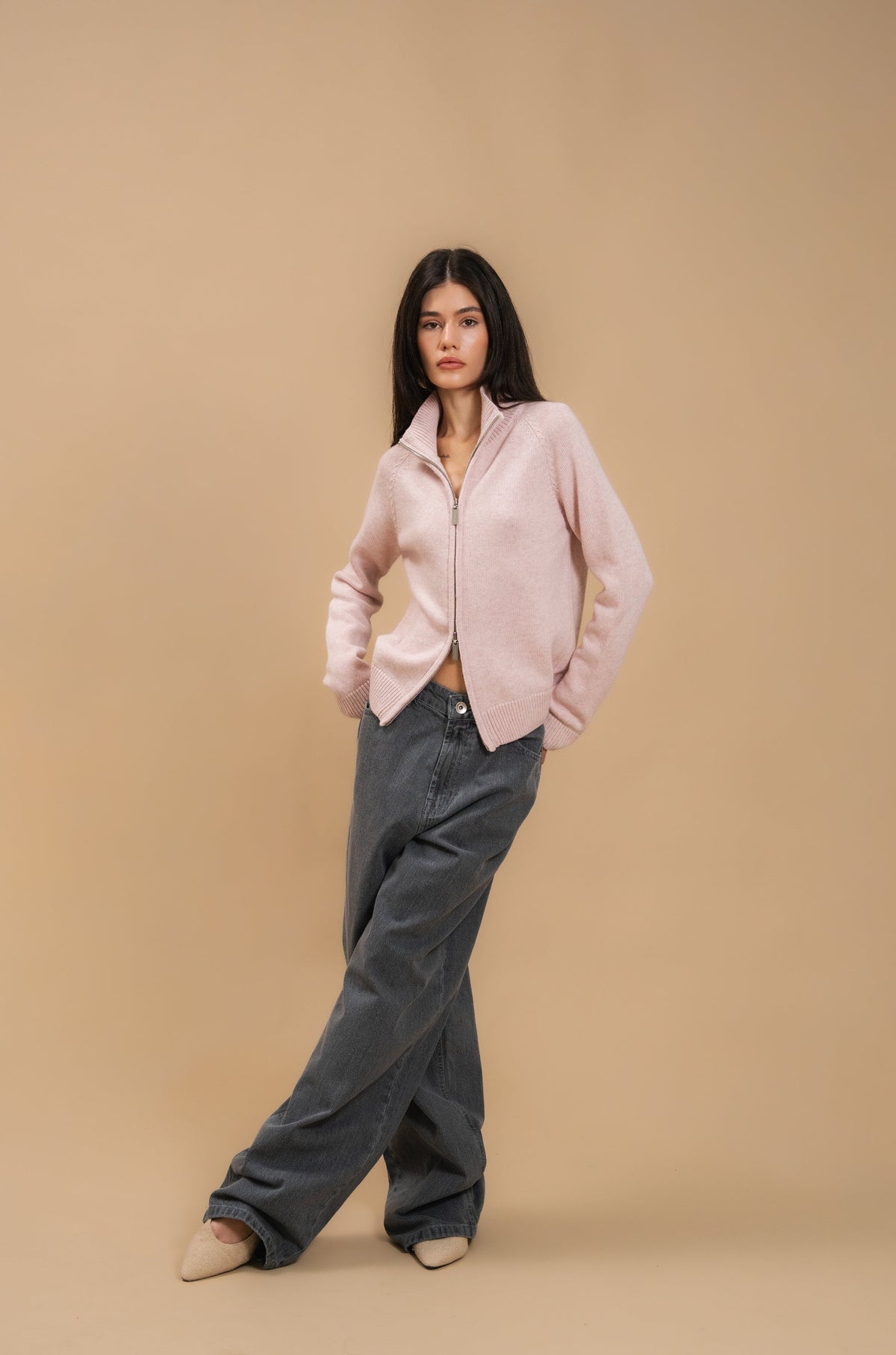 Fitted Zip-Up Lambswool Cardigan — Кардиган з вовни ягня приталеного силуету на блискавці, рожевий— в повний зріст — SHEVCHENKO